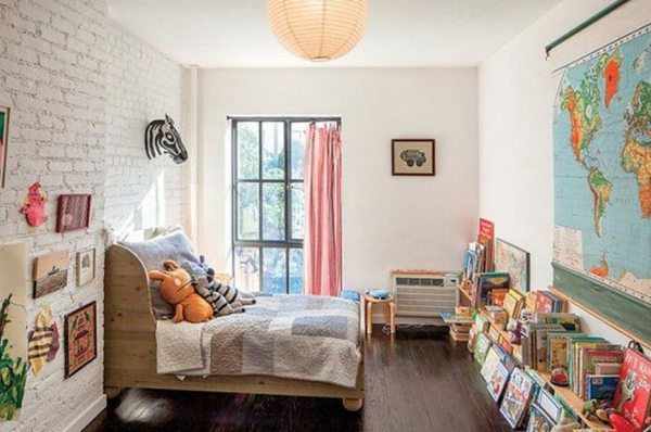 Aksen dinding bata ekspos yang dicat cerah